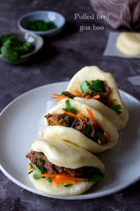 Pulled beef gua bao Beef Bao, Beautiful Bun Hairstyles, Bao Recipe, Gua Bao, Pulled Beef, Bao Buns, Foreign Food, Marinated Beef, Slow Cooked Beef