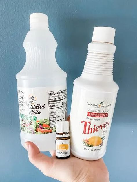 Glass Cleaner Recipe, Diy Glass Cleaner, Diy Vinegar, Young Living Oils Recipes, Living Oils Recipes, Eyeglass Cleaner, Thieves Cleaner, Thieves Household Cleaner, Thieves Essential Oil