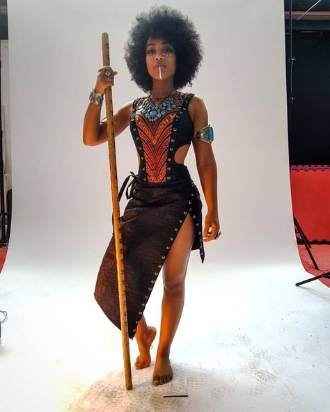 Afro Halloween Costumes For Women, Wakanda Inspired Outfits, Wakanda Outfits, Wakanda Fashion, Warrior Outfit, Woman Posing, Diesel Punk, Afrikaanse Kunst, Stella Jean