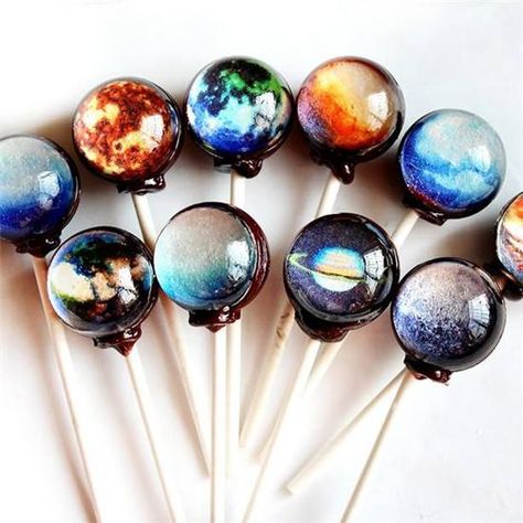 Galaxy Lollipops, Food Galaxy, Space Candy, Candy Room, Lollipop Recipe, Funny Candy, Pretty Candy, Candy Birthday, Christmas Cake Pops