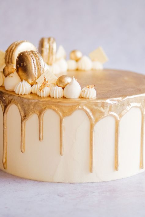 Gold Decorated Cake, Cream And Gold Cake, Gold Dust Cake, Birthday Cake White And Gold, Gold And White Cake Birthday, Gold And Cream Birthday Cake, Gold Chocolate Cake, Golden Cake Design, Gold And White Birthday Cake