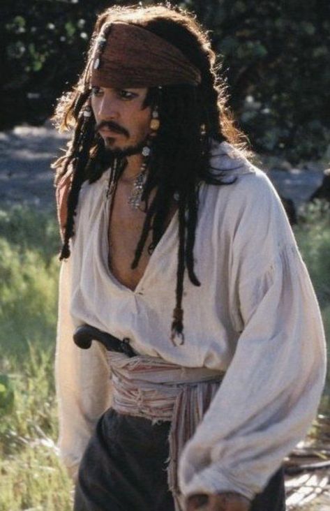 Jack Sparrow Costume, جوني ديب, Kaptan Jack Sparrow, Big Brain, Johnny Depp Pictures, Pirate Halloween, Images Disney, Captain Jack Sparrow, Mens Halloween Costumes