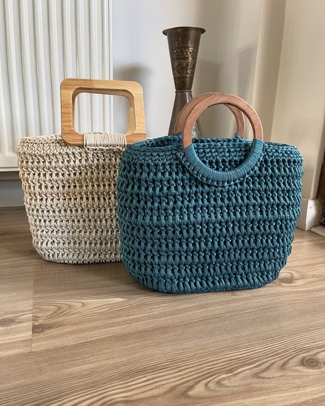 Wooden handle bag #handlebag #woodenhandle #bag #crochetbag #knittingbag #tutorial Boho Pattern Design, Wooden Handle Bag, Beach Winter, Winter Bag, Winter Bags, Wicker Bags, Design Minimalist, Boho Patterns, Handle Bag