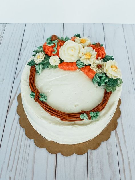 Floral Carrot Cake, Fall Carrot Cake Decoration, Carrot Cake Design Ideas Birthday, Carrot Cake Birthday Cake Designs, Carrot Cake Decoration Birthday, Carrot Cake Decorating Ideas Birthdays, Carrot Cake Design Ideas, Decorated Carrot Cake, Carrot Cake Decorating Ideas