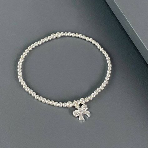 Bracelet Designs Silver, Jewelry Inspo Silver, Pretty Silver Jewelry, Pulseras Kandi, Hand Bracelets, Silver Bracelet Designs, Silver Bracelet Stack, Gift For Bridesmaids, Bow Charm