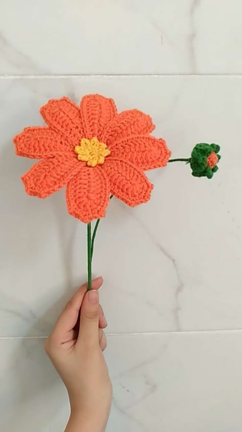 #crochet #crochetflowers #freecrochetpattern #crochettutorial #crochetflower #crochetflowerfreepattern #crochetcosmosflower #cosmosflower Crochet Cosmos Flower Free Pattern, Crochet Cosmos Flower Pattern, Crochet Cosmos Flower, Crochet Cosmos, Crocheted Plants, Romantic Crochet, Crochet House, Crochet Roses, Crochet Flowers Free Pattern