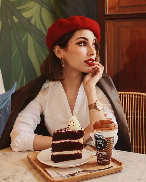 Cafe Photo Shoot Ideas, Photoshoot In Coffee Shop, Beret Photoshoot, Pose With Hat, Coffee Pose, Fall Photo Shoot Outfits, Red Beret, Beautiful Photoshoot Ideas, Parisian Chic Style