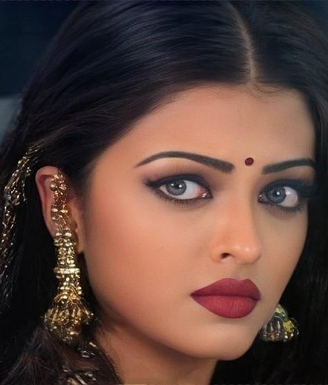 Aishwarya Rai Makeup, ऐश्वर्या राय, Aishwarya Rai Pictures, Aishwarya Rai Photo, 90s Bollywood Aesthetic, Celebrity Makeup Looks, 90s Bollywood, Aishwarya Rai Bachchan, Indian Aesthetic