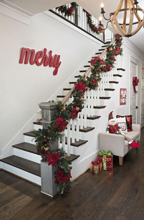 33 Ideas- Decorating Christmas Stairs Christmas Stairs Decorations, Christmas Staircase Decor, Christmas Stairs, Christmas Staircase, Christmas Entryway, Simple Christmas Decor, Stair Decor, Merry Christmas Decoration, Christmas Decorations For The Home