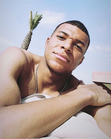 Kylian Mbappe Boyfriend Material, France National Football Team, K Mbappe, French Football Players, Cute Football Players, Dream Vacations Destinations, Kylian Mbappe, International Football, Football Lovers