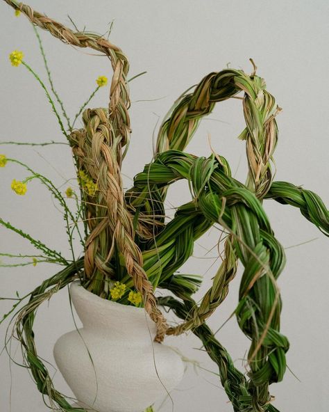 Grass Braiding, Grass Installation, Funky Wedding, Forever Green, Grass Wedding, Flower Installation, Best Friend Wedding, Dinner Decoration, Flower Display