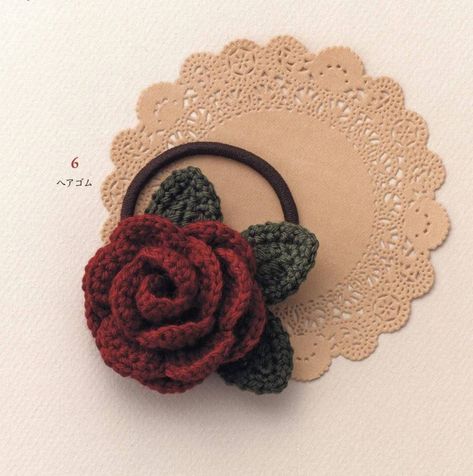 Cute crochet rose hair tie pattern Crochet Hair Bows, Crochet Flower Headbands, Crochet Flowers Easy, Japanese Crochet, Rose Headband, Womens Crochet Patterns, Crochet Hair Accessories, Crochet Gratis, Tie Pattern