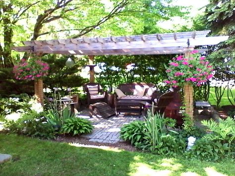 Flower Beds Around Pergola, Planting Around Pergola, Plants Around Pergola, Pergola Ideas Backyard, Pergola On Deck, Deck Pergolas, Backyard Pergola Ideas, Pergola Patio Ideas, Easy Garden Ideas Landscaping