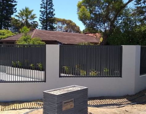 Vertical Fence Infill - Fence Spot Vertical Steel Fence, Minimalist Fence, Fences Design, Vertical Fence, Fence Modern, House Fence, Modern Fence Design, House Fence Design, Garden Walls