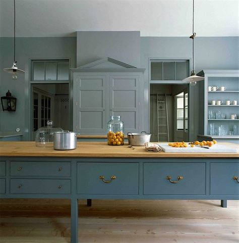 Breathtakingly Beautiful Classic Kitchens That Are Not White English Kitchens Design, Plain English Kitchen, Серая Кухня, Bespoke Kitchen Design, Devol Kitchens, Plain English, Traditional Kitchen Design, English Kitchen, London Kitchen