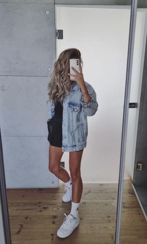 Jean Jacket Oversized, Womens Jean Jacket, Denim Jackets For Women, Casual Spring Outfit, Mode Inspo, Casual Spring, Cute Outfit, Denim Jackets, Look Casual