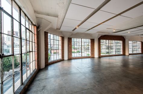 Hudson Loft - original loft used for Kara Danvers' apartment in Supergirl. New York Studio Apartment, Warehouse Living, Nyc Loft, Event Studio, New York Vibes, Apartment Loft, Artist Loft, Loft Studio, New York Studio