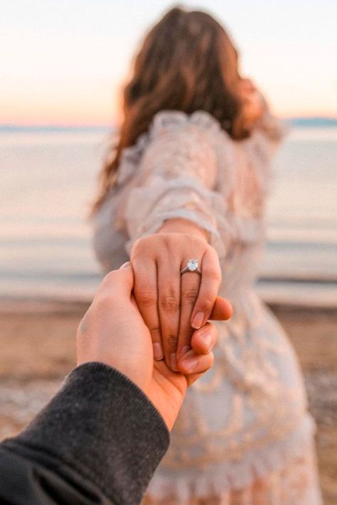 18 Ideas Of Engagement Photo Poses For Couples | Glaminati.com Engagement Portraits Poses, Pre Wedding Photoshoot Beach, Beach Poses For Couples, Couples Beach Photography, Couple Beach Photos, Beach Photo Session, Wedding Photoshoot Props, Engagement Photography Poses, Pre Wedding Photoshoot Outdoor