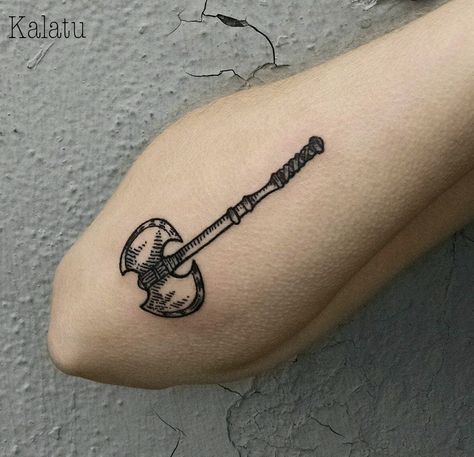 axe by Kalatu #kalatutattoo #axe #axetattoo #woodcuttattoo #blacktattoo #darkart Labrys Tattoo, Ax Tattoo, Machado Tattoo, Illusion Tattoo, Hammer Tattoo, Brooklyn Tattoo, Lotr Tattoo, Optical Illusion Tattoos, Illusion Tattoos