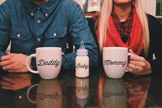 Pregnancy announcement | coffee cups and bottle Adoption Photos, Baby Announcement Photoshoot, Creative Pregnancy Announcement, Vogue Kids, Cute Pregnancy Announcement, Baby Fotografie, Foto Baby, Adopting A Child, Baby Reveal