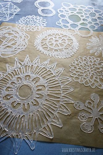 Printing with Hot Glue Stencils and Gelli Plate on fabric. English and German Hot Glue Stencil, Hot Glue Art, Gelli Plate Art, Glue Art, Gelli Plate Printing, Gelli Plate, Glue Crafts, Glue Gun, Hot Glue Gun