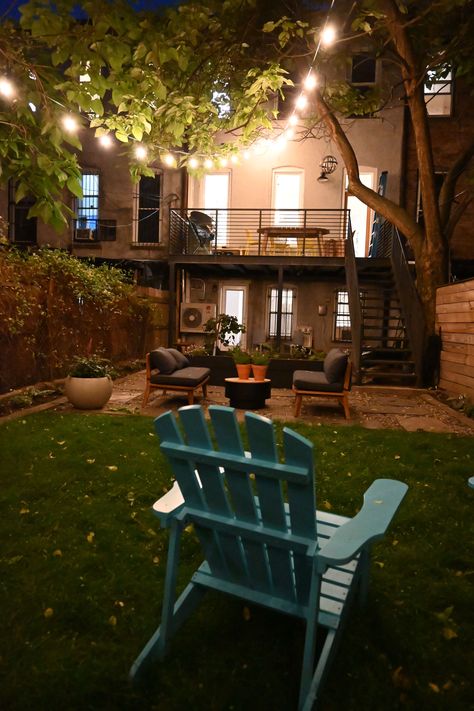 Brownstone Boys, Apartment Backyard, Brooklyn Backyard, New York Brownstone, New York Townhouse, Nyc Townhouse, Townhouse Garden, Brooklyn House, Urban Garden Design