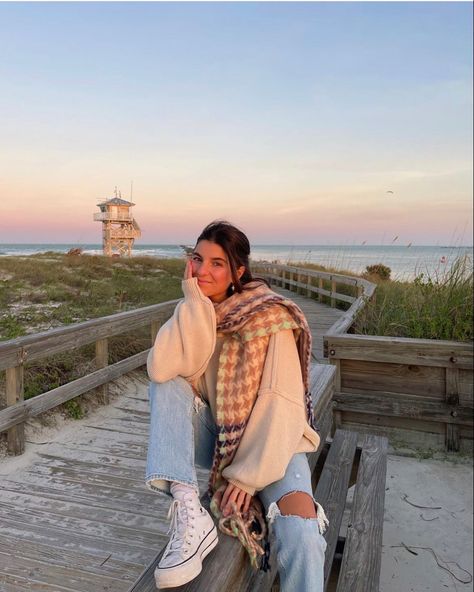 Instagram Autumn Photos, Vivienne Audi Outfits, Viviane Audi Winter, Viviane Audi Fall Outfits, Fall Beach Aesthetic, Viviane Audi Outfits, Winter Beach Outfit, Viviane Audi, Converse Platforms