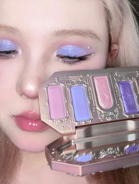 Pink Purple Eye Makeup, Mermaid Eyeshadow, Flower Knows Makeup, Moonlight Mermaid, Eye Makeup Glitter, Pop Makeup, Douyin Makeup, Flower Knows, Purple Eye Makeup