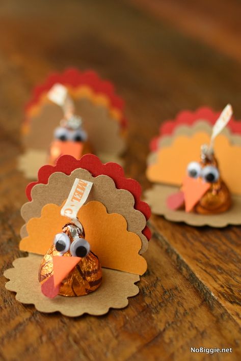 Thanksgiving Candy Crafts, Thanksgiving Candy, Fun Thanksgiving Crafts, Thanksgiving Snacks, Thanksgiving Turkey Craft, Easy Thanksgiving Crafts, Thanksgiving Favors, Thanksgiving Projects, Turkey Crafts