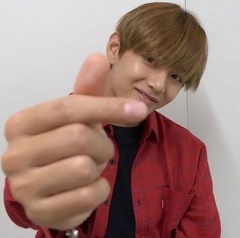 Taehyung Finger Heart, Taehyung Heart Pose, Finger Heart Pose, Heart Pose, Twitter Pack, Bts Christmas, Boy Sign, Finger Heart, Cute Headers