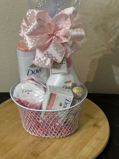 Shampoo Gift Basket Ideas, Dove Basket Ideas, Dove Gift Basket Ideas, Women Day Ideas Creative Diy Gifts, Small Gift Basket Ideas, Gift Basket Ideas For Women, Diy Mother's Day Gift Basket, Baby Shower Game Gifts, Christmas Gifts Diy