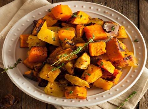 La courge butternut rôtie au four est une préparation à base de courge butternut, huile d’olive, thym, sel et poivre. Facile et rapide à pr�éparer,Lire la suite Healthy Holiday Side Dishes, Healthy Holiday Sides, Butternut Squash Recipes Roasted, Winter Veggies, Roasted Vegetable Recipes, Vegetable Medley, Root Veggies, Roasted Root Vegetables, Butternut Squash Recipes