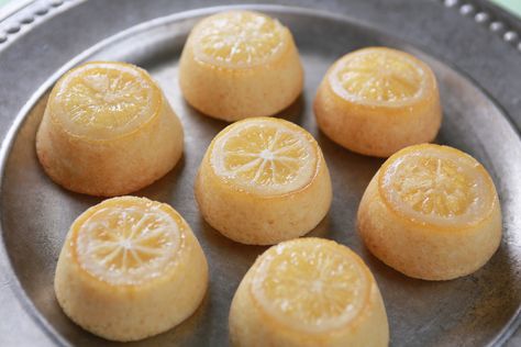 A recipe fit for the elite - Game of Thrones Sansa's Lemon Cakes are a royal lemon treat with hints of butter and vanilla! Game Of Thrones Food, Game Of Thrones Cake, Game Of Thrones Sansa, Lemon Treats, Nerdy Nummies, Rosanna Pansino, Lemon Cakes, Fire And Blood, Lemon Cake Recipe