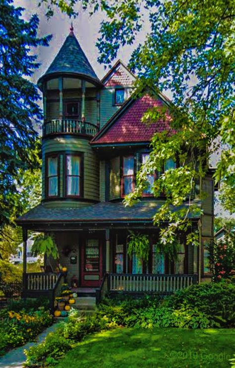 Interesting House Exterior, Small Victorian Homes, Island Ideas Kitchen, Witchy House, Makeover Kitchen, Victorian Style House, Victorian Style Homes, Kitchen Island Ideas, Wall Art Bedroom