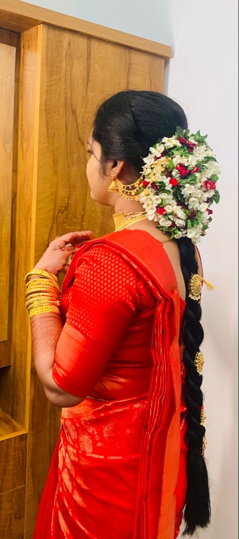 Kerala Hindu Wedding Hairstyles Brides, Kerala Bride Hairstyles With Flowers, Kerala Wedding Hairstyles Hindus, Hindu Bridal Hairstyles, Hindu Bridal Hairstyles Kerala, Kerala Bride Hairstyles, Kerala Hindu Bride, Bride Hair Flowers, South Indian Wedding Hairstyles