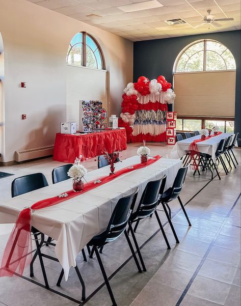 Red And Black Grad Party Ideas, Red White Graduation Party, Graduation Party Ideas Red And White, Red Theme Graduation Party, Grad Party Set Up, Red Graduation Decorations, Red And White Grad Party, Uga Party Decorations, Red Black White Graduation Party Ideas