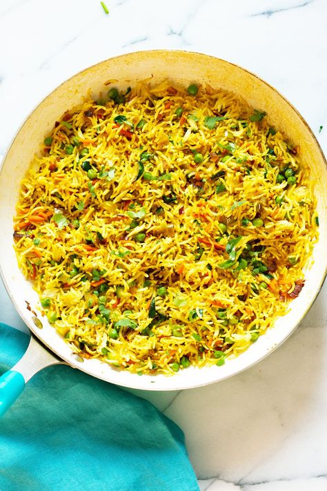 This Curry Fried Rice is packed full of flavor. Easy to make and gluten free. Use other cooked grains, spice blends for variation.  A perfect side or a light meal. #vegan #Glutenfree #Soyfree #Nutfree #Recipe #veganricha Curry Fried Rice, Vegan Richa, Vegan Rice, Arroz Frito, Rice Side Dishes, Idee Pasto, Free Use, Samosa, Idee Pasto Sano