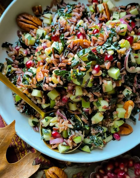 Autumn Wild Rice, Apple and Kale Salad, the perfect blend of autumn textures, colours and flavours, dressed in a maple apple cider vinaigrette. #autumnsalad #autumnflavours #kale #wildricerecipes #wildricesalad #wildriceandapple #maplevinaigrette #autumncooking #fallsalad #fallrecipes #budgetfriendlyrecipes #fallflavours Autumn Wild Rice, Cycle Diet, Fiber Fueled, Veg Salads, Grain Salads, Lacinato Kale, Weekend Lunch, Wild Rice Salad, 2024 Recipes