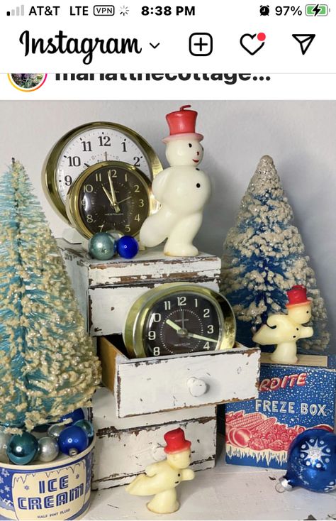 January Booth Display Ideas, Winter Vignettes, Jadeite Christmas, January Decor, Antique Booth Ideas, Vignette Styling, Vintage Christmas Crafts, Staging Ideas, Antique Booth