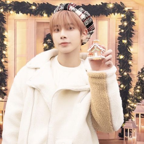 Taehyun Christmas, Txt Christmas, Txt Taehyun Icon, Christmas Pfp, Kang Taehyun, Txt Taehyun, Merry Happy, Christmas Icons, Teenage Dream