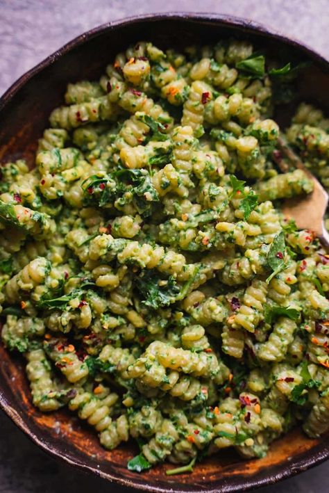 This kale pasta with lemon juice is ready in just 15 minutes, but certainly doesn't miss any flavor! Make it with simple ingredients and serve as a vegan weeknight dinner or easy lunch. Kale Pasta Recipe, Pasta With Lemon, Sweet Potato Pasta, Veg Meals, Kale Pasta, Pasta Varieties, Vegan Pasta Recipes, Easy Lunch, Meatless Monday