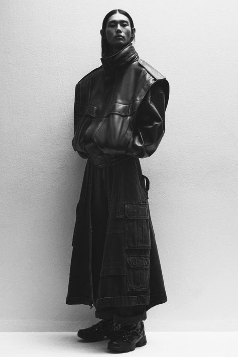 Juun J, Mode Jeans, Fashion Show Images, Live Fashion, Mode Inspo, Magazine Photography, Dark Fashion, Large Fashion, Leather Coat