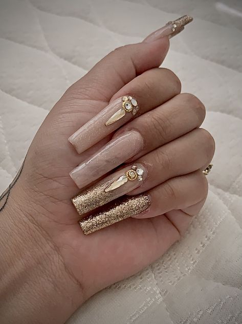 Nails For Champagne Dress, Champagne Pink Nails, Champagne Nails Acrylic, Champagne Colored Nails, Gold Quince Nails, Champagne Gold Nails, Nude And Gold Nails, Champagne Quinceanera, Gold Tip Nails