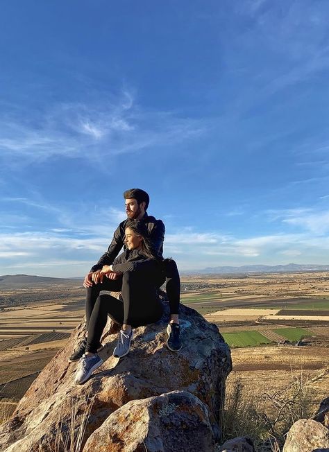 Couple Poses On Mountains, Diary Photoshoot, Couple Mountain Pictures, Mountain Poses Photo Ideas, Mountain Photo Ideas, Mountain Pose, Engagement Photography Poses, Mountain Pictures, Romantic Photoshoot