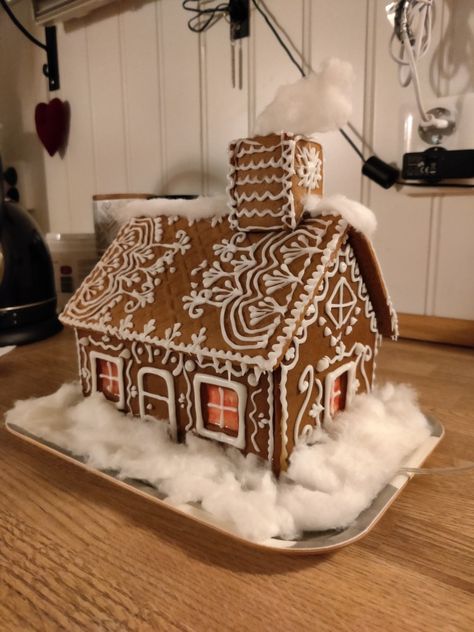 Christmas Ginger Bread Houses, Gingerbread Houses Ideas Easy, Creative Gingerbread House Ideas Contest, Ginger Bread House Making, Winter Habits, Aesthetic Gingerbread House, Christmas Hangout, Gingerbread House Aesthetic, Aesthetic Gingerbread