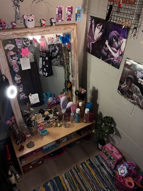 Rockabilly Bedroom Ideas, Diy Vanity Area, Poor Bedroom Aesthetic, Floor Makeup Area, Floor Vanity Ideas Bedroom, Maximalist Vanity, Floor Makeup Station, Grunge Vanity, Makeup Station In Bedroom