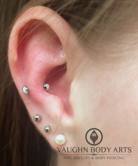 Triple Lobe Piercing, Snug Piercing, Ear Piercings Helix, Barbell Piercing, Ear Hangers, Ear Pins, Lobe Piercing, Piercing Ideas, Silver Ear Cuff