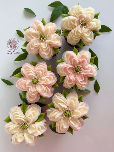 Lily Cake, Buttercream Flower, Icing Flowers, Cupcake Decoration, Floral Cupcakes, Mothers Day Cake, New Flower, Flower Cupcakes, Buttercream Flowers