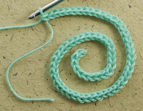 How to make tail end foundation chain, a more stable version of foundation chain for crochet. How to make it and how long your tail needs to be! Crochet Chain Stitch, Different Crochet Stitches, Foundation Single Crochet, Advanced Crochet, Stunning Hairstyles, Slip Knot, Crochet Chain, Crochet Lessons, Christmas Crochet Patterns