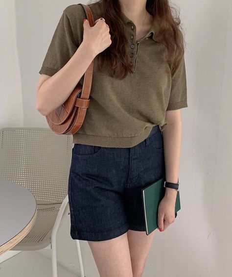 Cute Tops For Women Casual, Short Pants Women Outfit, Pants Women Outfit, Black Short Pants, Short Pants Women, Cute Tops For Women, Tops For Women Casual, Clothes Korean Style, Casual College Outfits